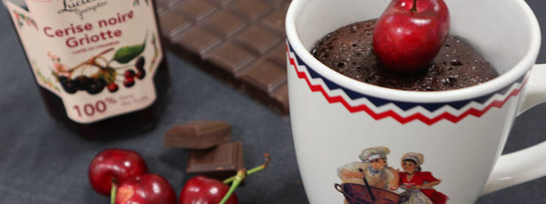 Tassen Schokoladenkuchen mit schwarzkirsch Marmelade